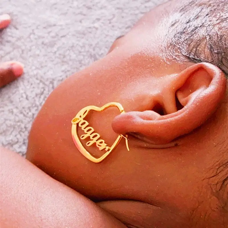 أقراط دائرية مخصصة تحمل اسم التاج اللطيف للنساء