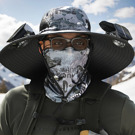 Man wearing a sporty men's sun hat with solar fans, designed for outdoor activities in snowy landscapes.
