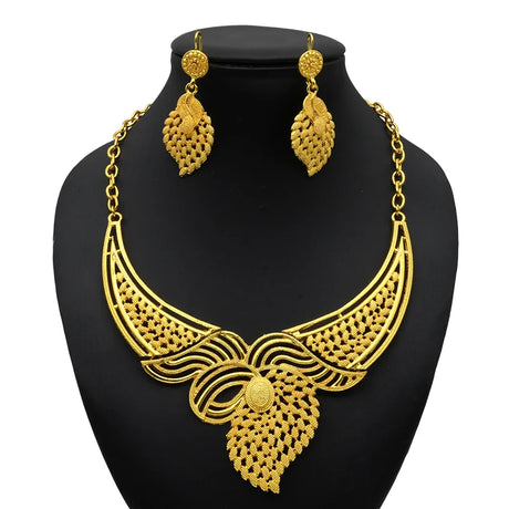 Luxury Indian bridal jewelry necklace set with intricate design, featuring matching earrings, ideal for weddings.