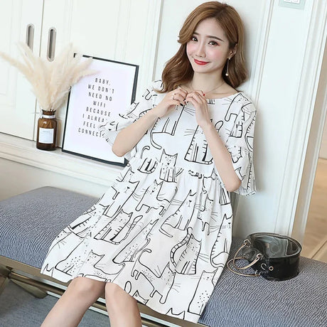 Loose Korean cartoon cat maternity dress in knee-length, featuring playful cat patterns, perfect for summer wear.