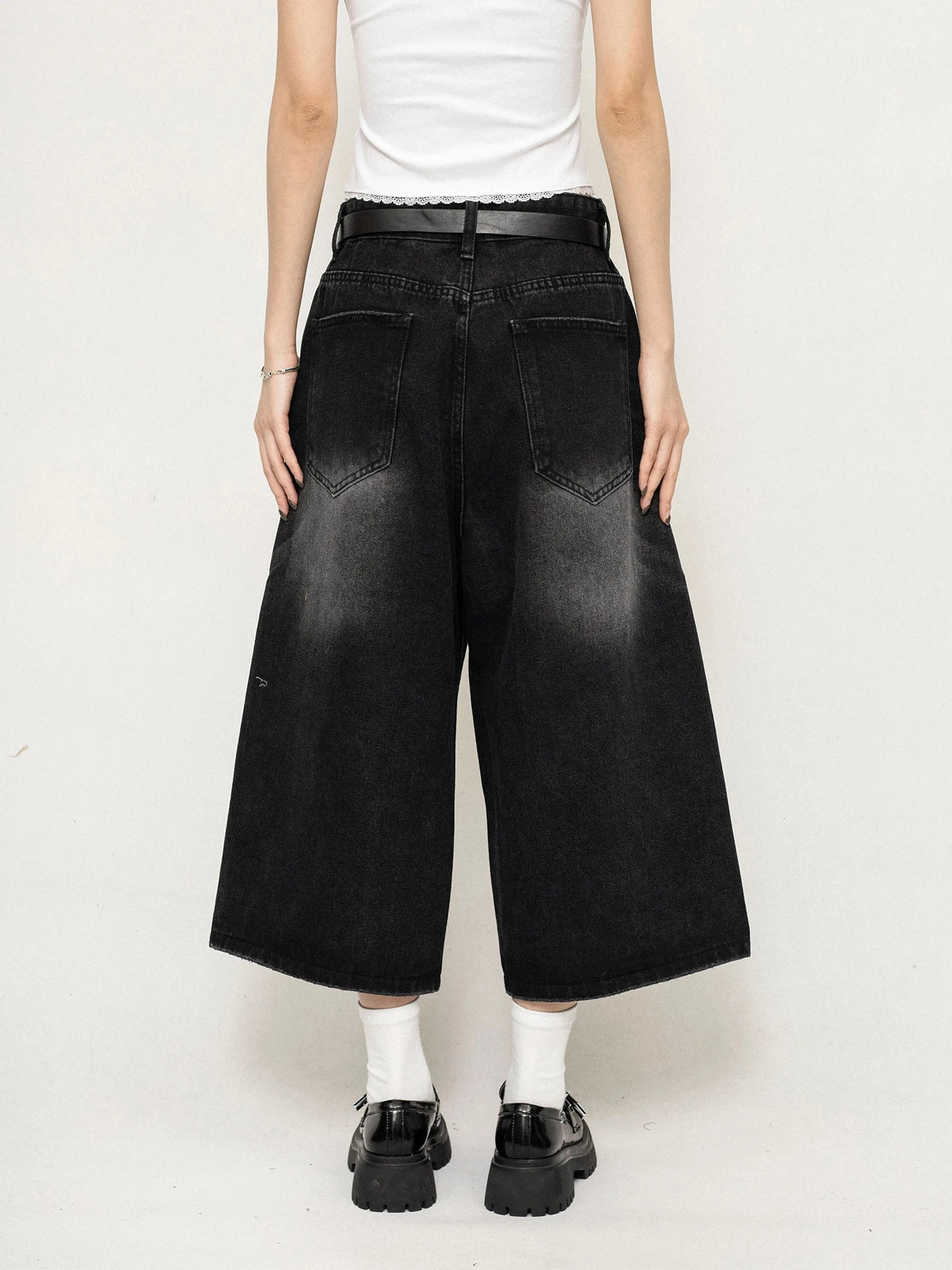OverEase™ – Vintage Oversize Denim Shorts 2025 (Wide Leg, Relaxed & Throwback Inspired)