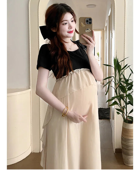 Short sleeve maternity dress in black and beige, perfect for summer photoshoots and casual wear, featuring a flattering design.