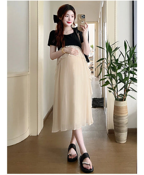 Short sleeve maternity dress in beige for summer, featuring a casual style perfect for photoshoots and everyday wear.