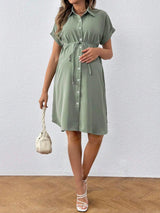 Casual summer maternity dress in light green, featuring a tied waist and short sleeves, perfect for expecting mothers.