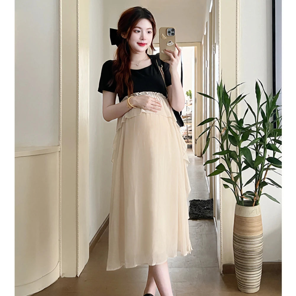 Short sleeve maternity dress with a layered design, perfect for summer casual photoshoots. Made of breathable cotton and polyester.
