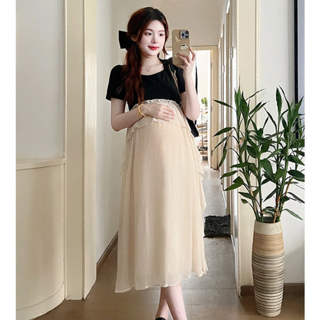 Short sleeve maternity dress with a layered design, perfect for summer casual photoshoots. Made of breathable cotton and polyester.