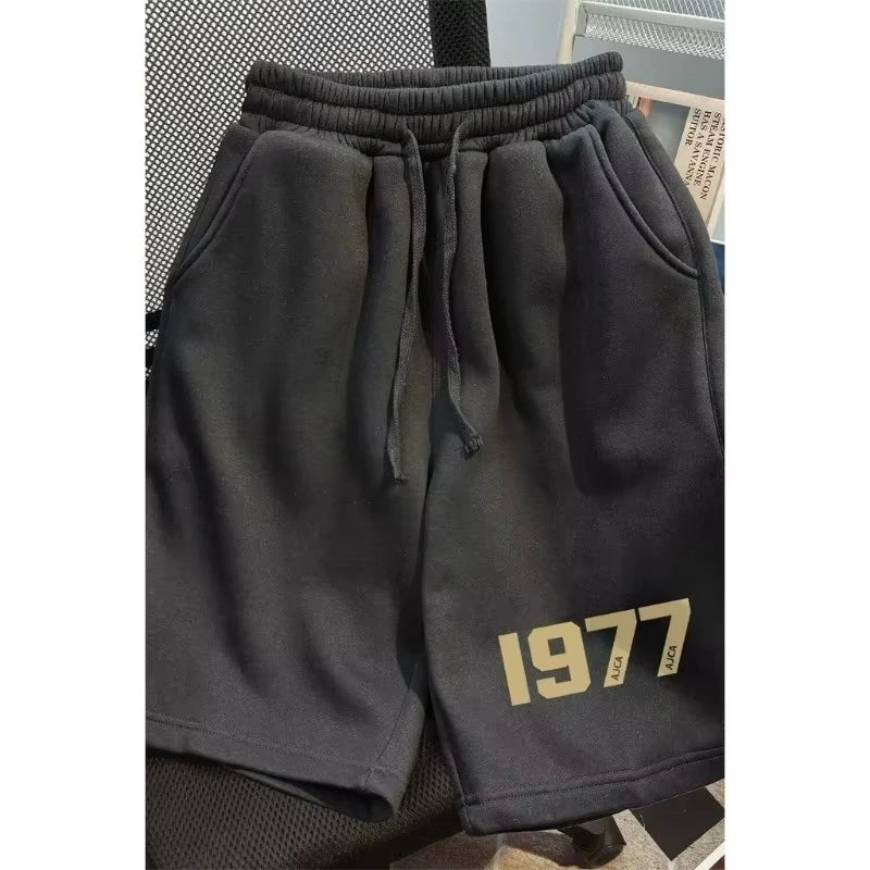 شورت رجالي بطبعة حروف مقاس كبير - تصميم ١٩٧٧